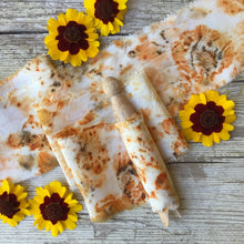 Cargar imagen en el visor de la galería, Lazos de seda estampados con flores de Coreopsis